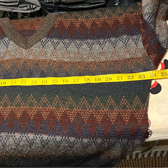 Jantzen Classics 100% Acrylic V-Neck Sweater - Picture 5 of 7